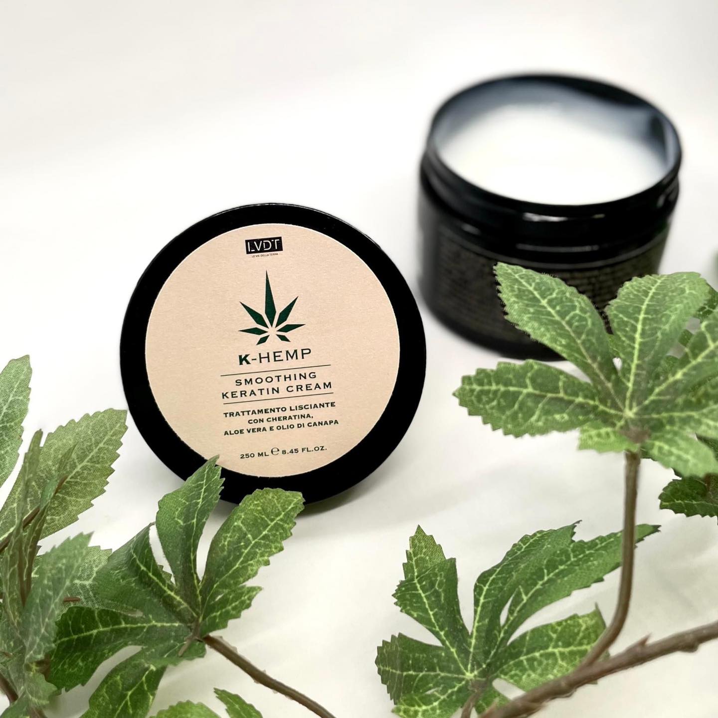 𝐒𝐦𝐨𝐨𝐭𝐡𝐢𝐧𝐠 𝐊𝐞𝐫𝐚𝐭𝐢𝐧 𝐂𝐫𝐞𝐚𝐦 è il nuovo trattamento lisciante K-Hemp che consente la lisciatura e la riduzione di volume dei capelli ricci e crespi Luso dellacido glicossilico in associazione con il calore consente di modificare in maniera stabile le fibre capillari senza danneggiarle rendendole lisce ✨ ——— khemp smoothingkeratincream smoothingtreatment capellisani hair smoothing lisci lucenti cheratinavegetale oliodicanapa madeinitaly lvdt leviedellaterra