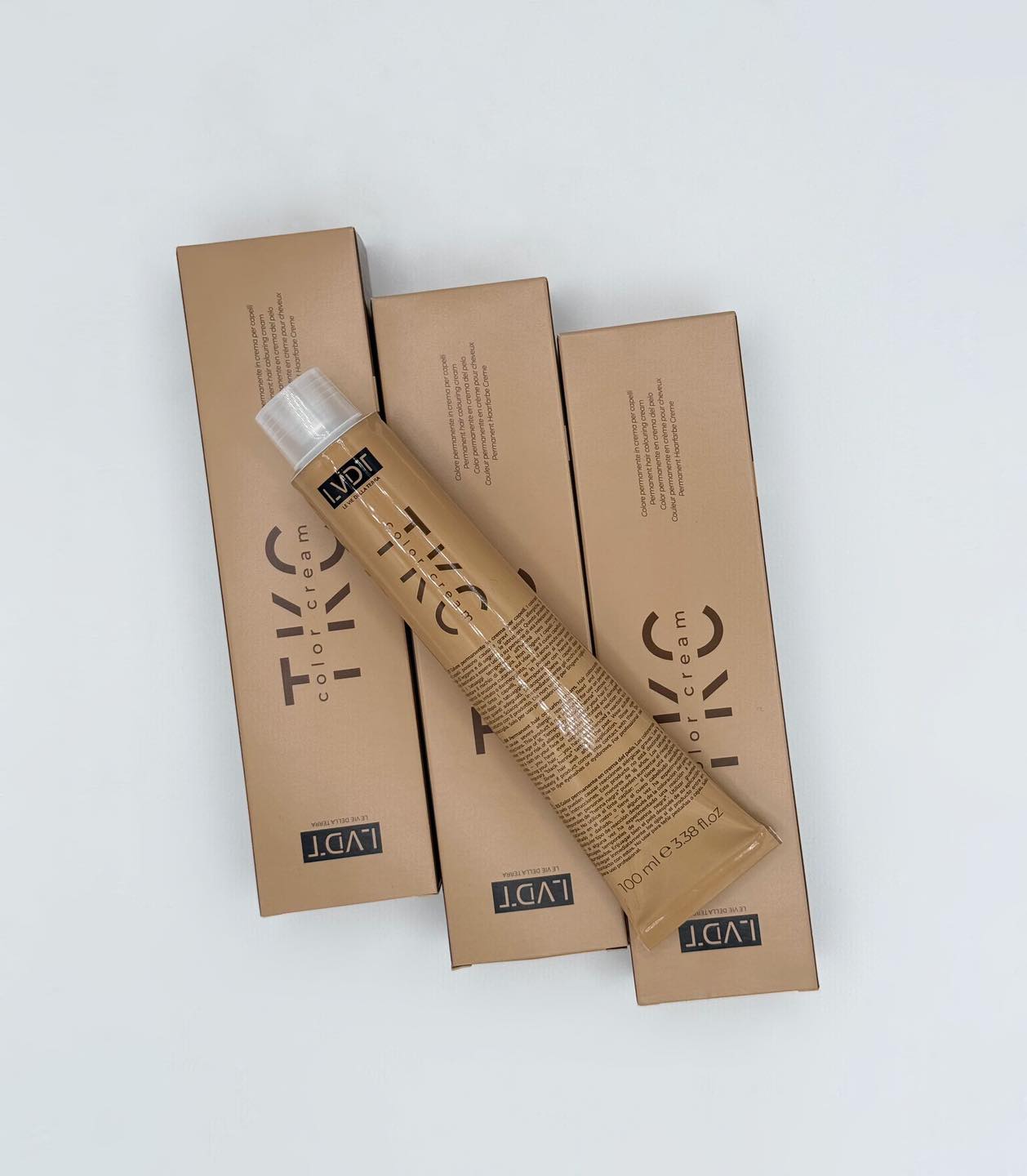 🌟 Scopri la nuova esperienza di colore con TKC Color Cream 🌟 Siamo entusiasti di presentarti il NUOVO tubo e packaging di TKC Color Cream il colore permanente in crema che rivoluzionerà il tuo modo di fare colorazione! 🌈 ✨ Innovazione e Natura in un unico gesto Ogni applicazione dona ai tuoi capelli un colore naturale e vibrante arricchito con Aloe Olio di Argan e Cheratina per capelli luminosi e protetti 💧🌱 🌱 Senza Ammoniaca e PPD La formula delicata e innovativa è senza ammoniaca e PPD rispettando la salute dei tuoi capelli e della tua pelle Perfetto per chi cerca un risultato impeccabile senza compromessi! 💆‍♀️ 💫 Nuovo Packaging stessa qualità Il nuovo packaging elegante e funzionale rende l’applicazione ancora più facile mentre il design moderno riflette l’anima naturale e innovativa del prodotto Dai nuova vita ai tuoi capelli con TKC Color Cream! ✨ tkccolor colorazionenaturale capelliperfetti haircare AloeArganCheratina senzaammoniaca natura innovazione lvdt