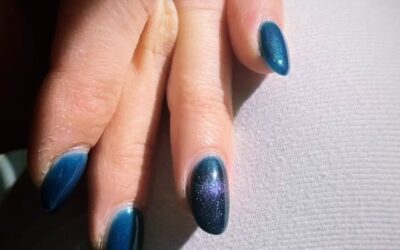 siasta del lavoro svolto dalla nostra Anna ci fa vedere leffetto Magnetic Blu delle sue unghie