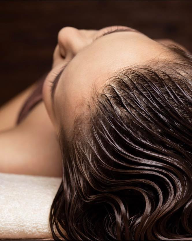 ✨ Trattamento Capelli SPA ✨
Regalati un momento di puro benessere con un trattamento completo per capelli sani e luminosi! 💆‍♀️💖

1️⃣ Nebulizza SPA Scented Water per preparare la cute
2️⃣ Applica SPA Massage Oil e massaggia per nutrire in profondità
3️⃣ Prepara due mix

Purifying Salt + Acqua Calda + Chelating Shampoo per un trattamento detox e purificante
Frequent Shampoo per una seconda detersione
4️⃣ Applicare Detangler Cream per districare e idratare
5️⃣ Volumizing Spray per capelli fini o Anti-frizz Spray per capelli medigrossi per chiudere il trattamento
Asciuga e chioma perfetta! 🌟✨

HairCare SPAExperience CapelliSani HairTreatment DetoxHair BeautyRoutine Shirodarha CapelliPerfetti CuraDeiCapelli