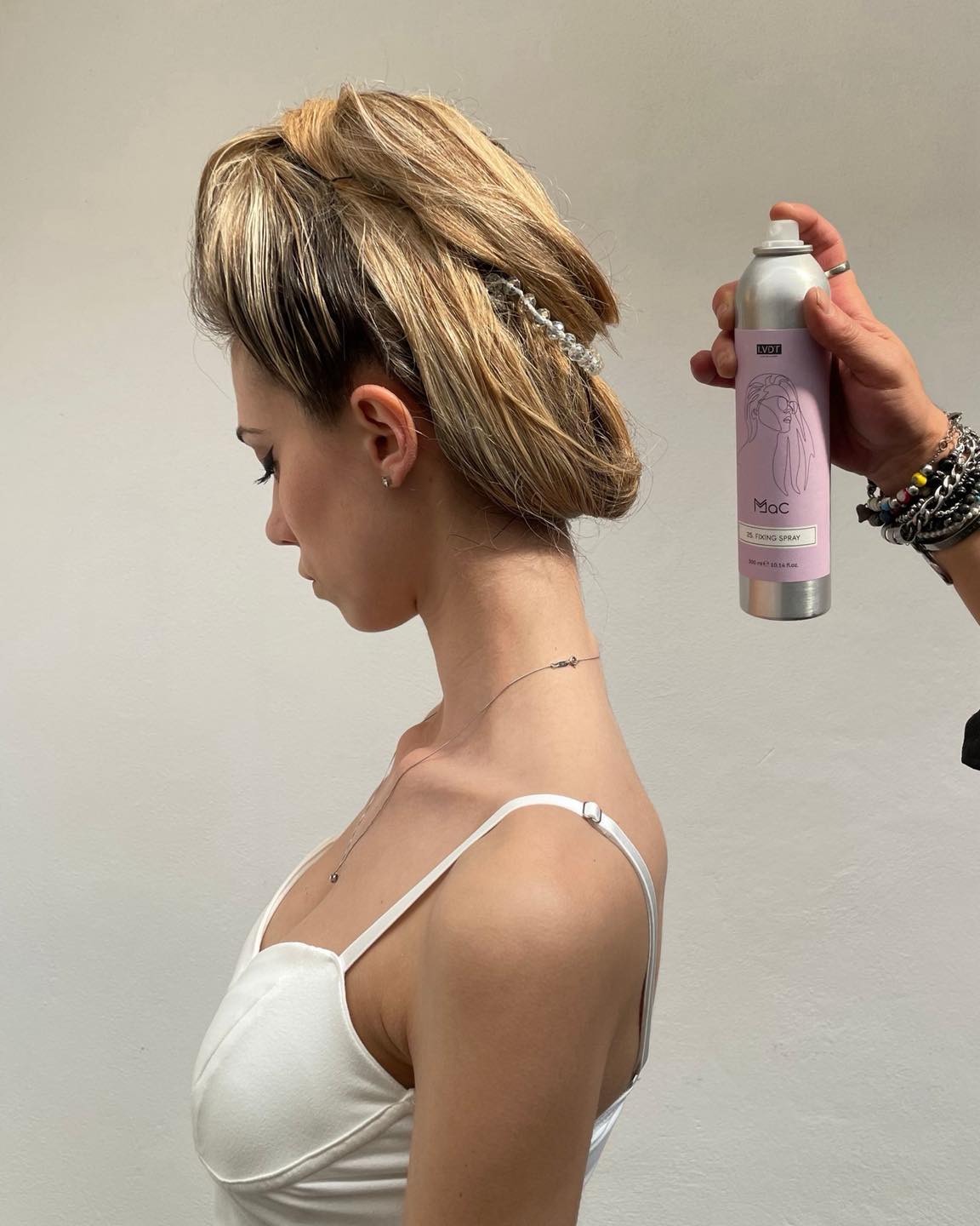 ✨ Volume tenuta brillantezza Tutto in uno ✨
La nostra lacca professionale è il tocco finale perfetto per ogni look
✔️ Fissaggio deciso senza appesantire
✔️ Resistente all’umidità
✔️ Lunga durata per pieghe impeccabili
✔️ Si elimina con pochi colpi di spazzola

💨 Basta una vaporizzazione su capelli asciutti per definire lo stile e farlo durare tutto il giorno!

HairGoals LaccaPerfetta StylingPro CapelliAlTop VolumeAssoluto