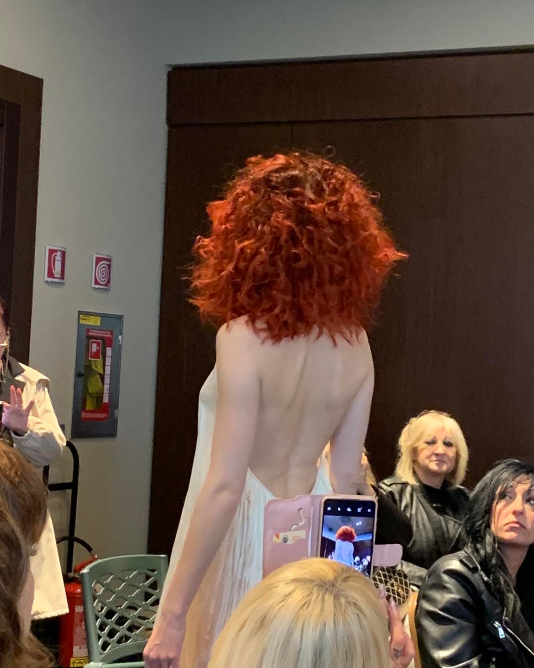 Perché non osare con il rosso! L’estate è il periodo migliore Le acconciature corte  lunghe scalate o addirittura ricce non passano inosservate!