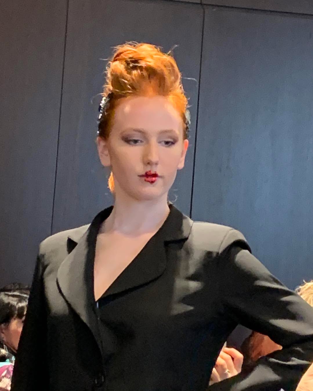 Bellissimi i  capelli raccolti in estate donano freschezza e con le spille e inserti luminosi possono diventare molto eleganti per una serata speciale