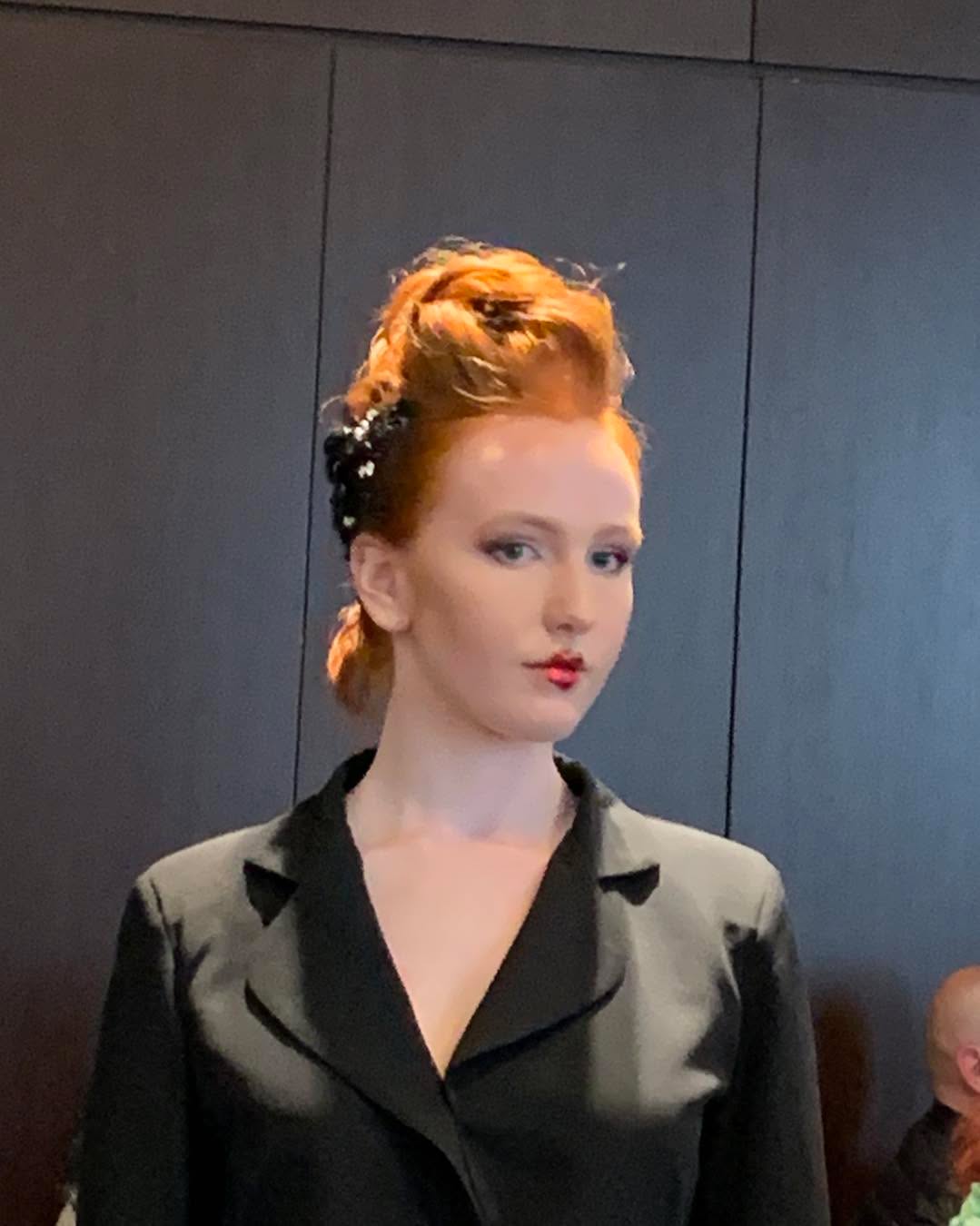 Bellissimi i  capelli raccolti in estate donano freschezza e con le spille e inserti luminosi possono diventare molto eleganti per una serata speciale