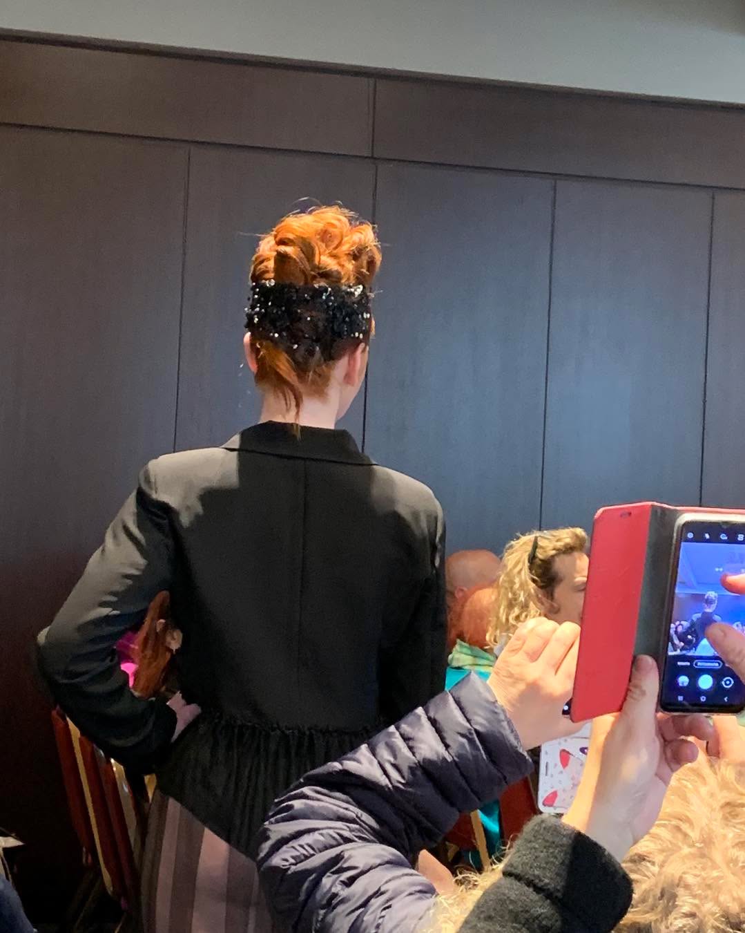Bellissimi i  capelli raccolti in estate donano freschezza e con le spille e inserti luminosi possono diventare molto eleganti per una serata speciale