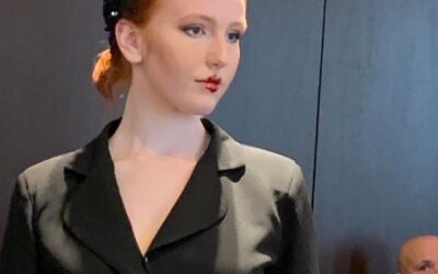 Bellissimi i capelli raccolti in estate donano freschezza e con le spille e inserti luminosi