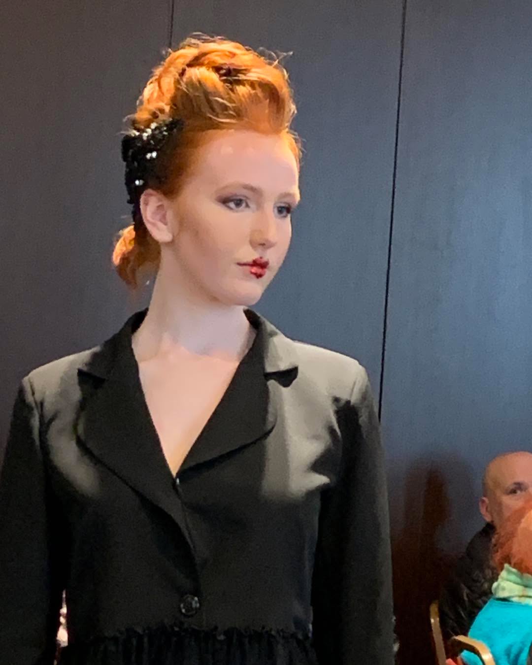 Bellissimi i  capelli raccolti in estate donano freschezza e con le spille e inserti luminosi possono diventare molto eleganti per una serata speciale