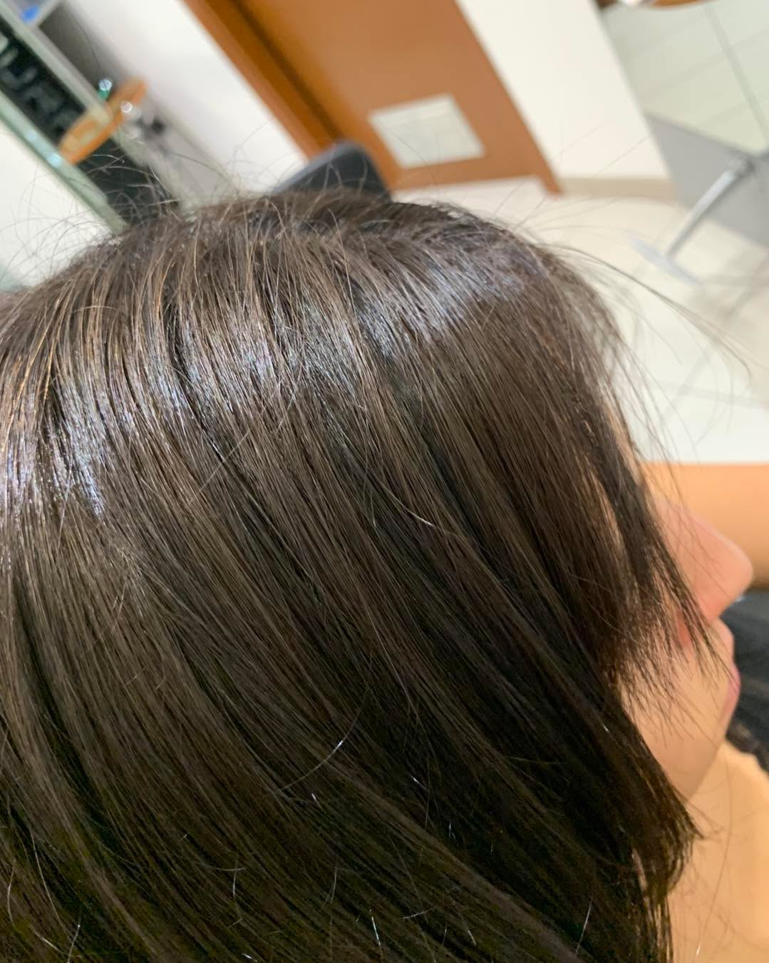 Tecnica con cartine trasparenti per modificare il colore naturale scurendolo con colpi di buio il risultato molto naturale luminoso e vibrante adatto anche alle giovanissime o per camuffare i primi capelli bianchi mantenendo il proprio colore base!