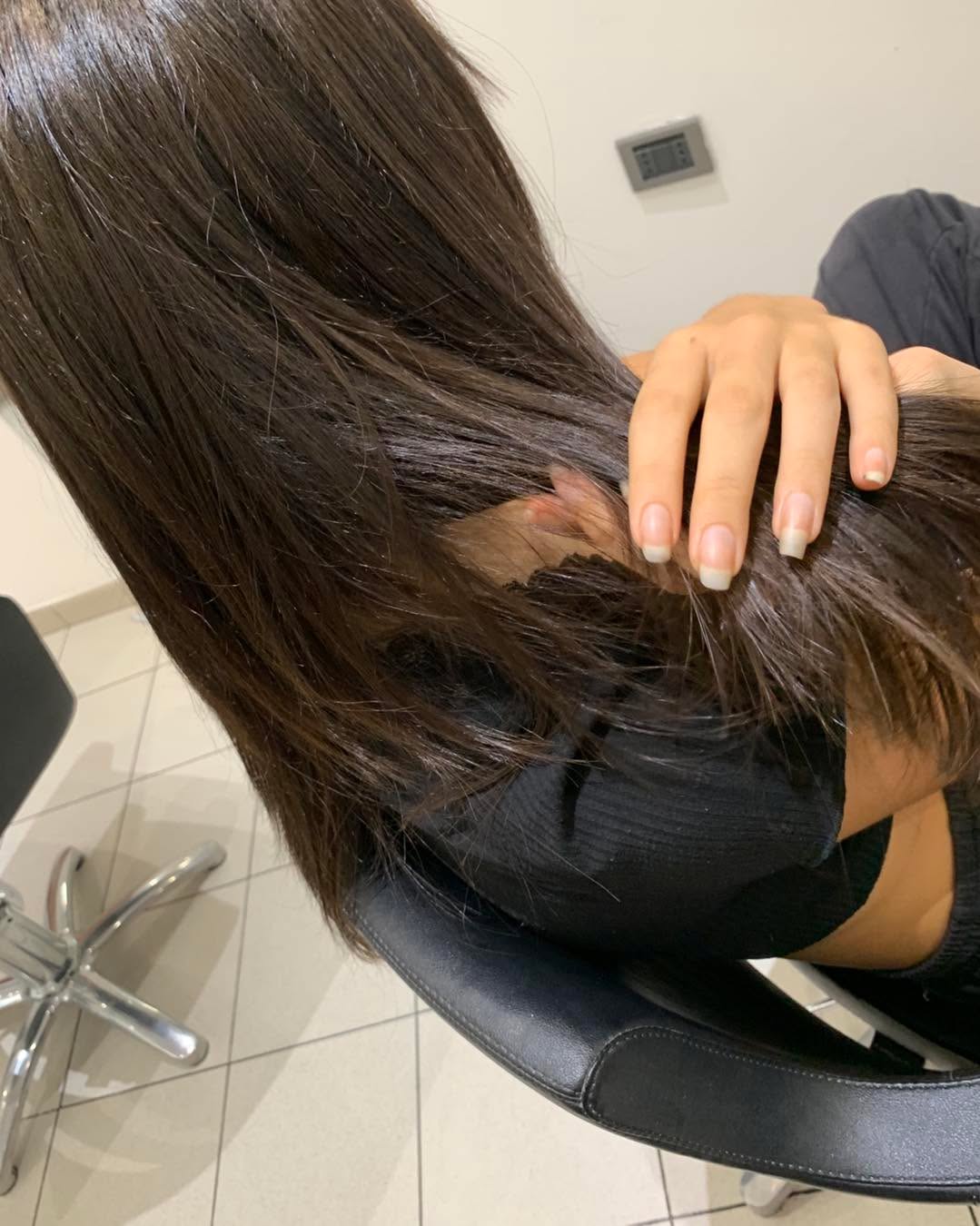 Tecnica con cartine trasparenti per modificare il colore naturale scurendolo con colpi di buio il risultato molto naturale luminoso e vibrante adatto anche alle giovanissime o per camuffare i primi capelli bianchi mantenendo il proprio colore base!