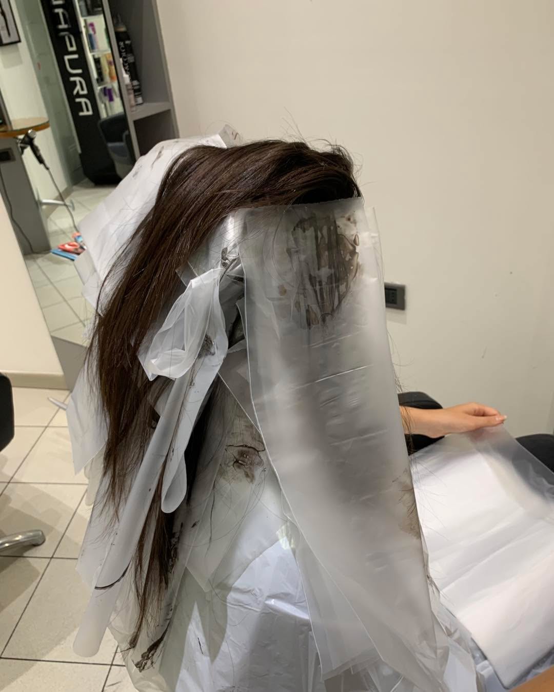 Tecnica con cartine trasparenti per modificare il colore naturale scurendolo con colpi di buio il risultato molto naturale luminoso e vibrante adatto anche alle giovanissime o per camuffare i primi capelli bianchi mantenendo il proprio colore base!