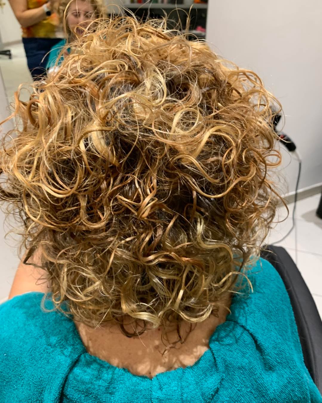 La cliente soddisfatta colore luminoso eseguito con biondo chiaro ramato e contrastato biondo chiarissimo miele!