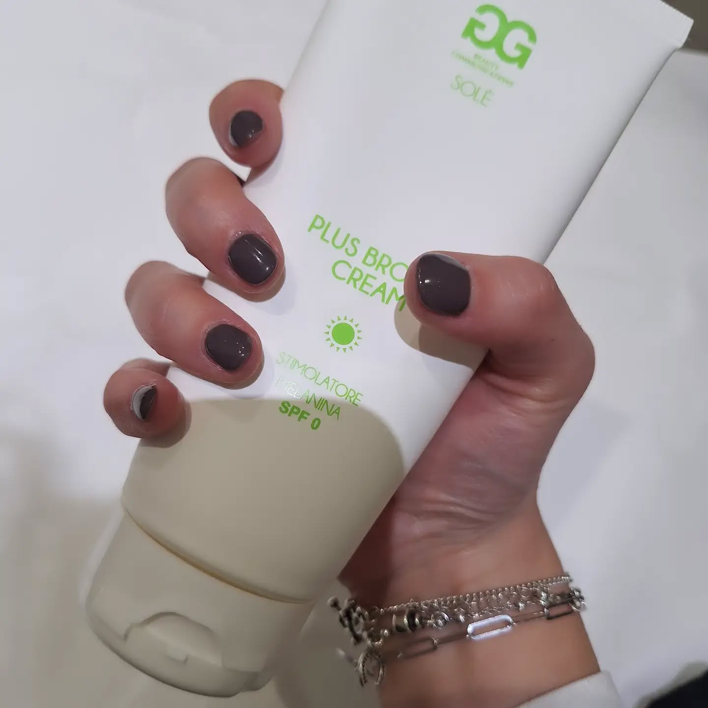Nails Bodycare Routine! ️ Nails Bodycare Routine! ️
Da una parte la perfezione della manicure semipermanente, qui in una nuance scura davvero elegante e versatile.
Dall'altra la cura quotidiana per tutto il corpo con Plus Bronze Cream di DG Beauty Communications lo stimolatore di melanina che prepara e idrata la pelle di tutto il corpo per un'abbronzatura uniforme e brillante ️.
Vieni in salone a rinnovare il tuo look unghie o a scoprire i migliori prodotti per la cura della tua pelle!
castelfrancoemilia estetista ManicurePerfetta curadelcorpo