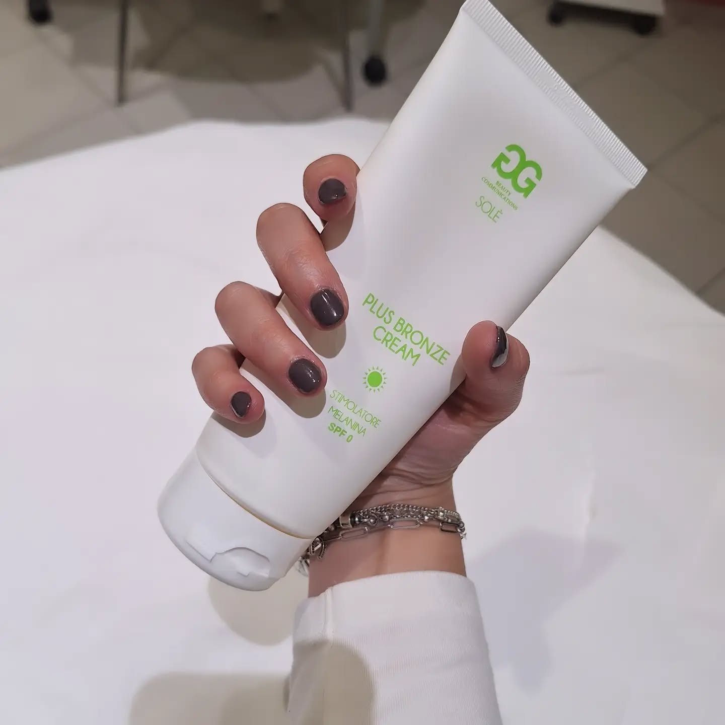 Nails Bodycare Routine! ️ Nails Bodycare Routine! ️
Da una parte la perfezione della manicure semipermanente, qui in una nuance scura davvero elegante e versatile.
Dall'altra la cura quotidiana per tutto il corpo con Plus Bronze Cream di DG Beauty Communications lo stimolatore di melanina che prepara e idrata la pelle di tutto il corpo per un'abbronzatura uniforme e brillante ️.
Vieni in salone a rinnovare il tuo look unghie o a scoprire i migliori prodotti per la cura della tua pelle!
castelfrancoemilia estetista ManicurePerfetta curadelcorpo